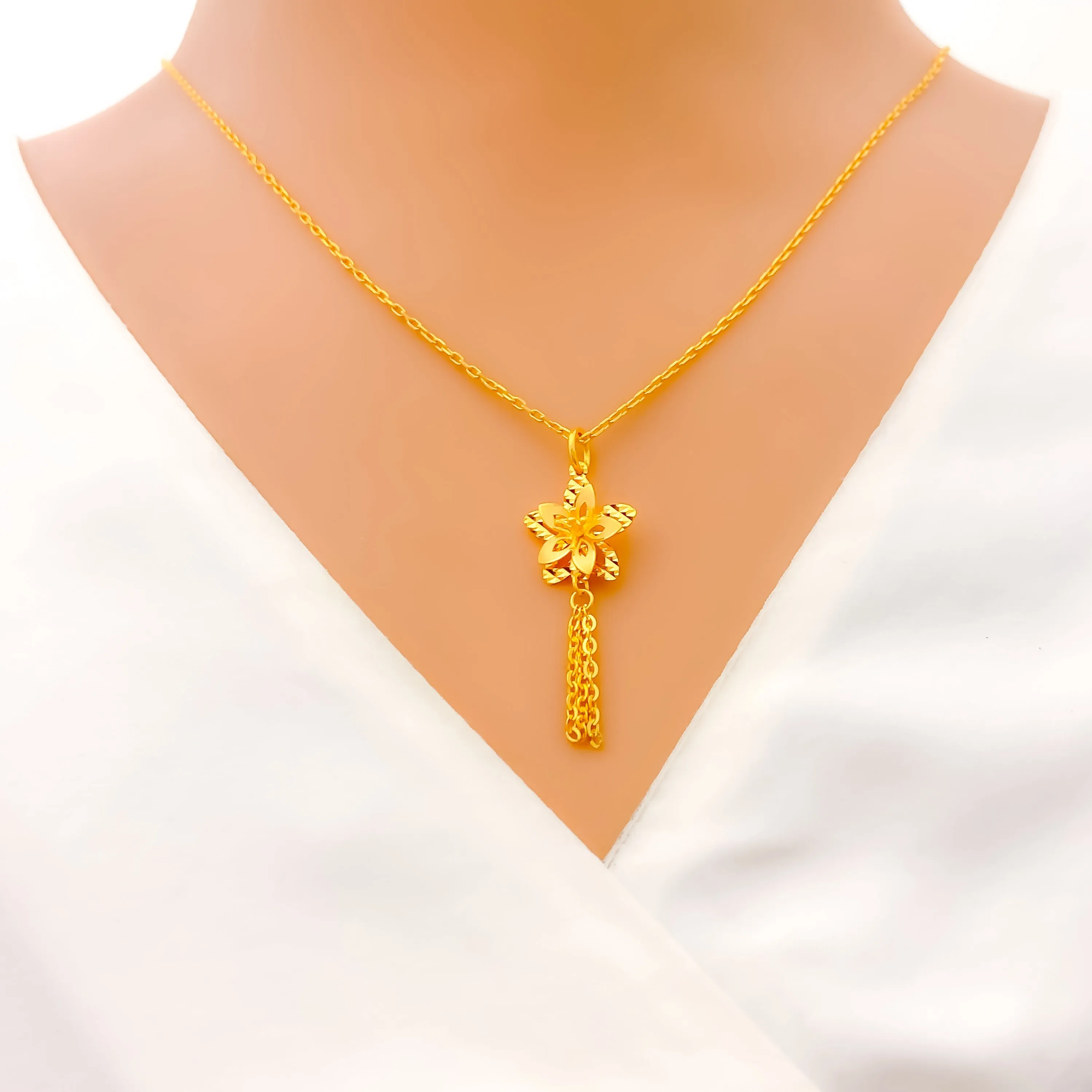 Attractive 22K Gold Floral Pendant Set