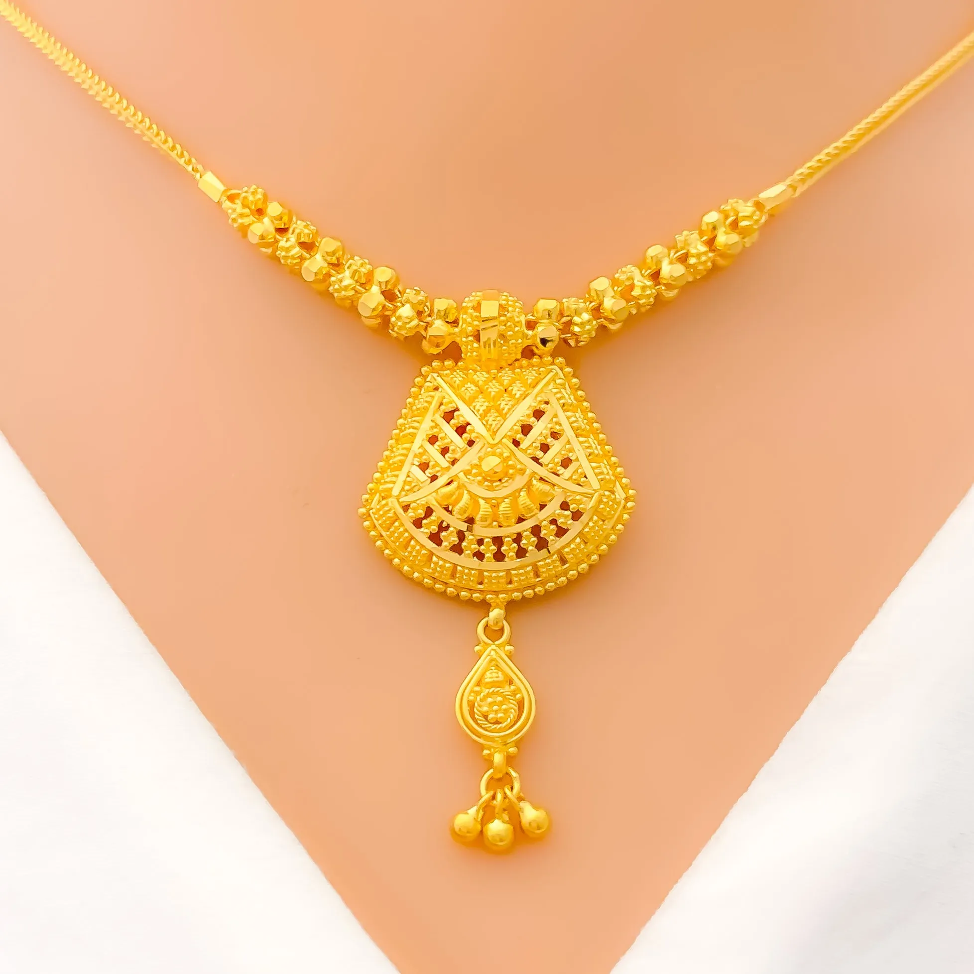 Attractive Dangling Gold Necklace Set