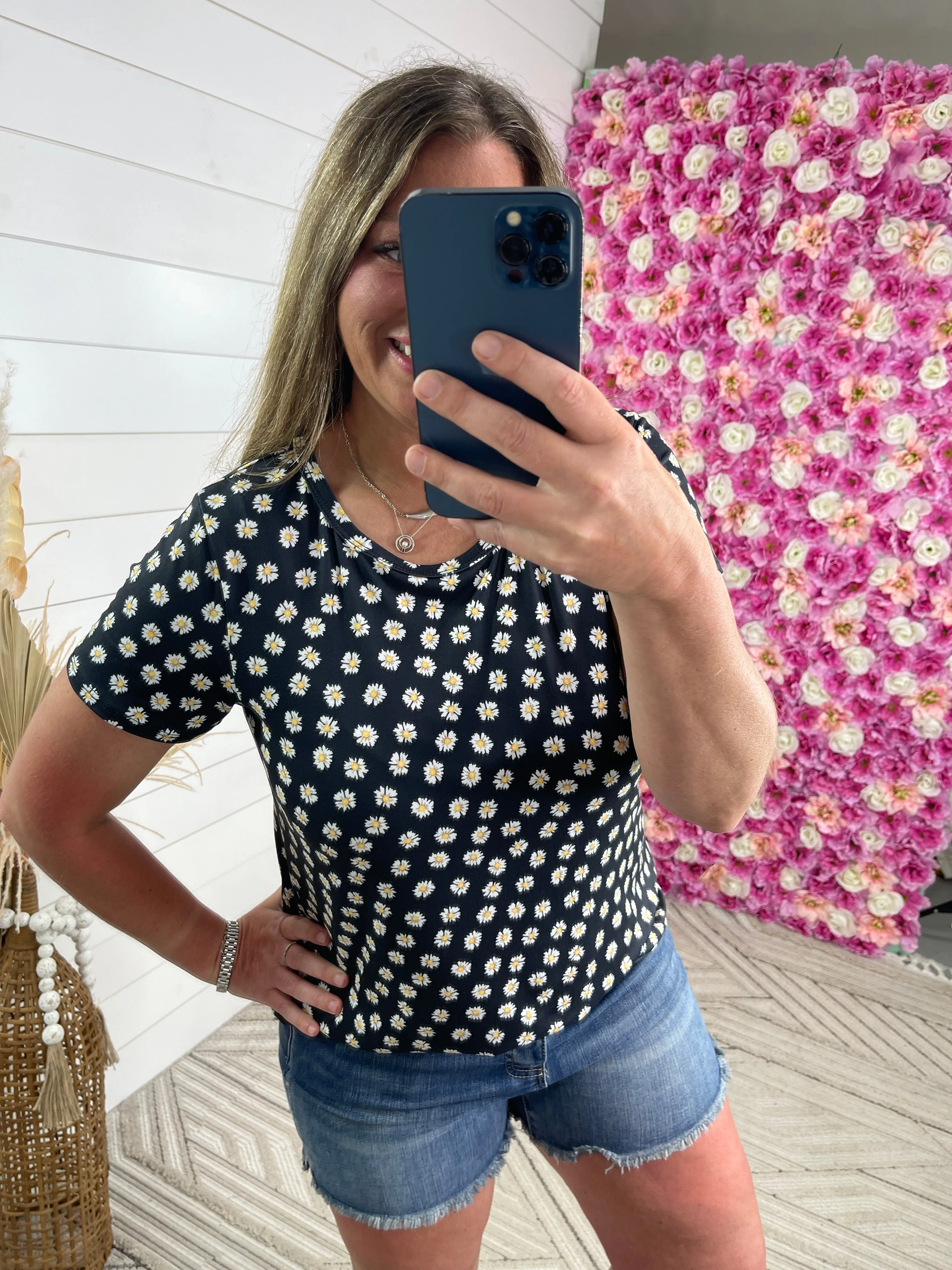 BLACK DAISY PRINT ROUND NECK TOP