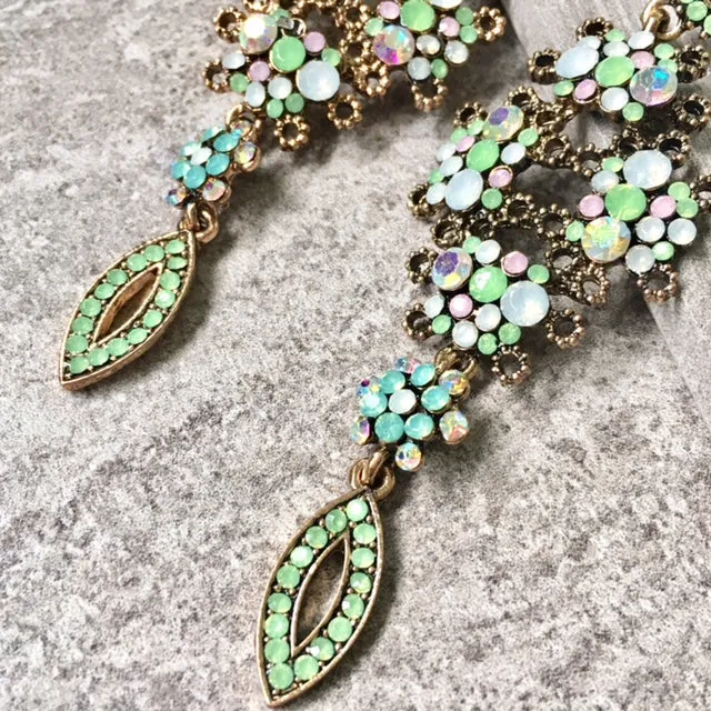 LONG PASTEL GREEN DIAMANTE STONE CRYSTAL DROP SEMI-FROSTED EARRINGS