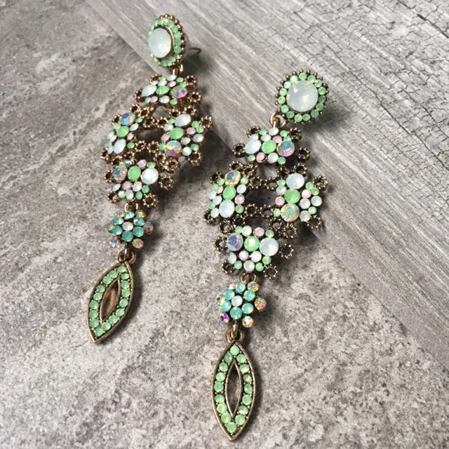 LONG PASTEL GREEN DIAMANTE STONE CRYSTAL DROP SEMI-FROSTED EARRINGS