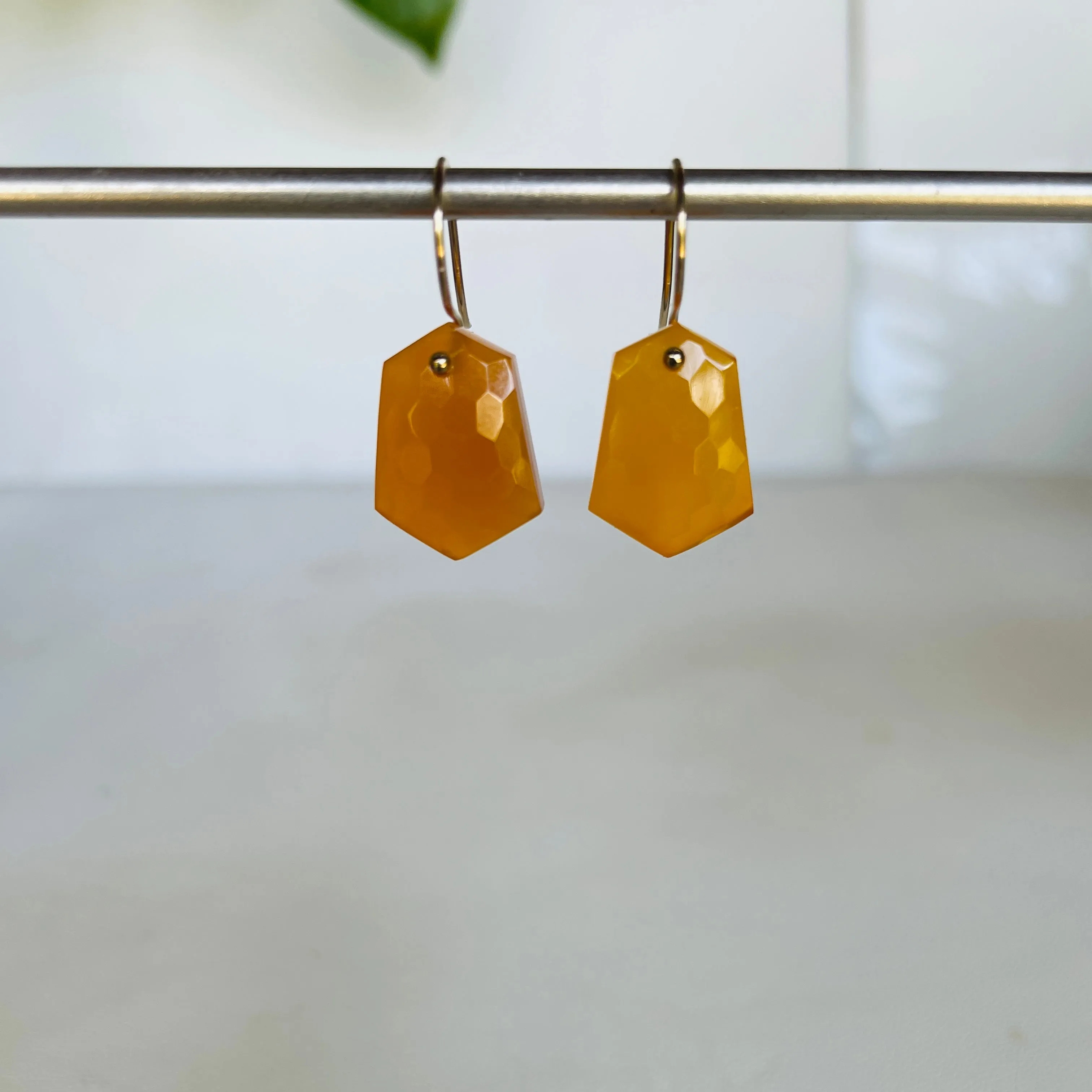 Midi pointed hexagon carnelian earrings